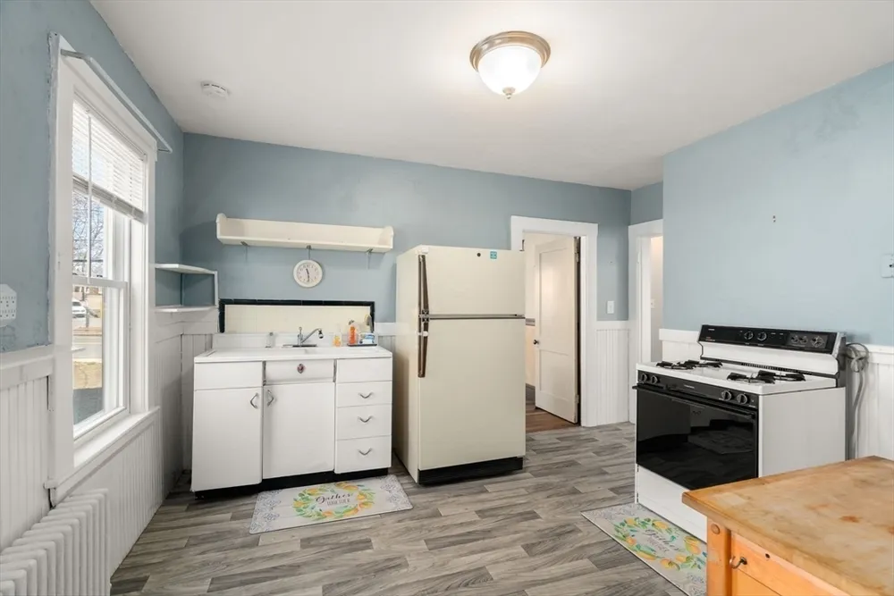 204 School St, Watertown, MA 02472