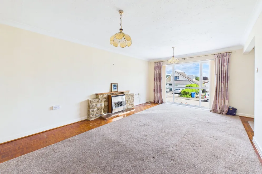 Property carousel item 6