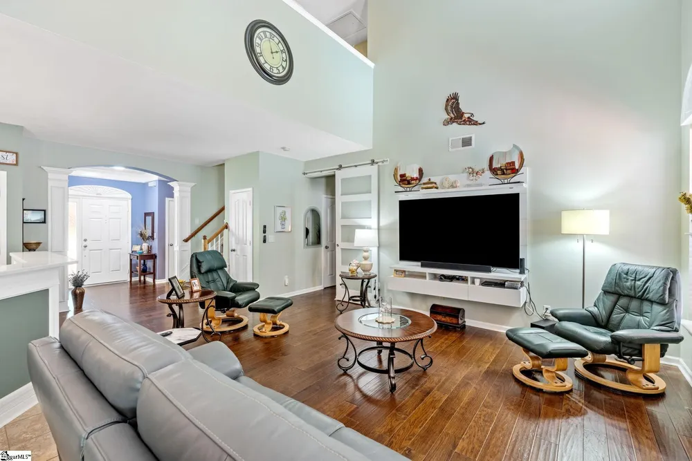 102 Seattle Slew Ln, Greenville, SC 29617