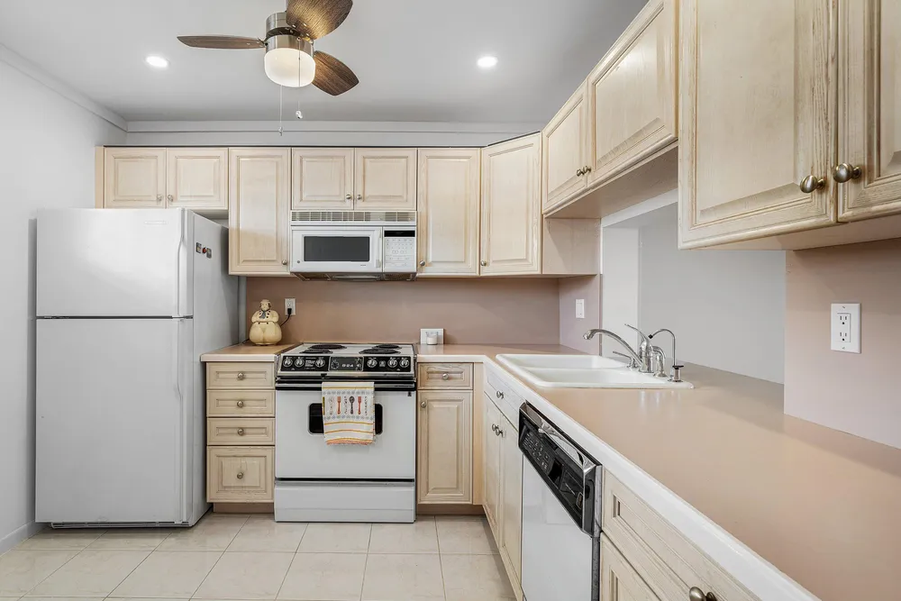 921 Gardenia Dr, Delray Beach, FL 33483