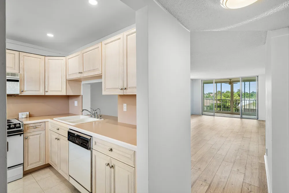 921 Gardenia Dr, Delray Beach, FL 33483
