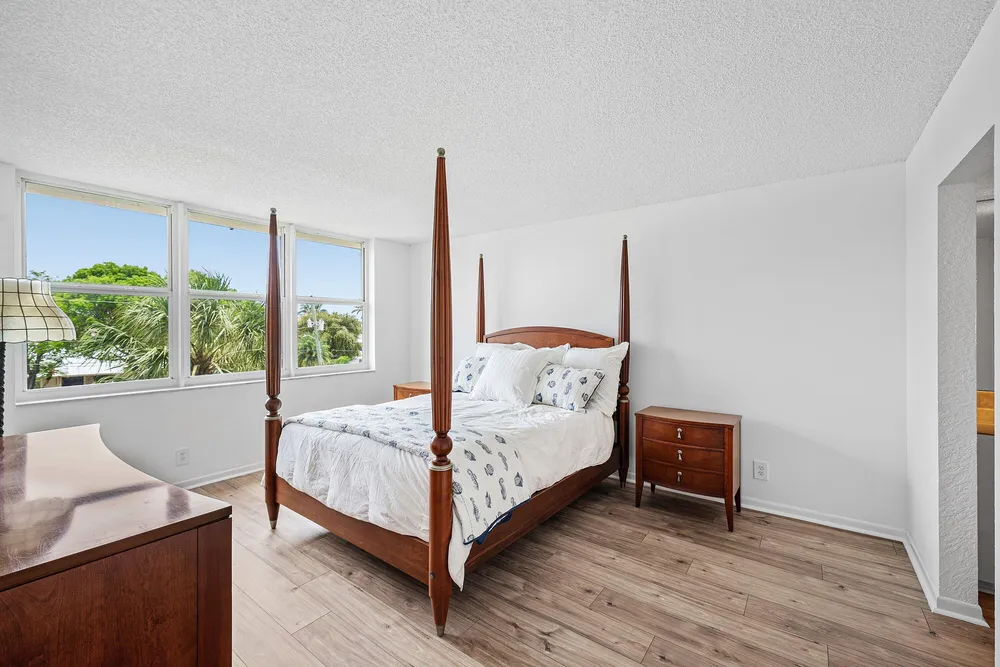 921 Gardenia Dr, Delray Beach, FL 33483