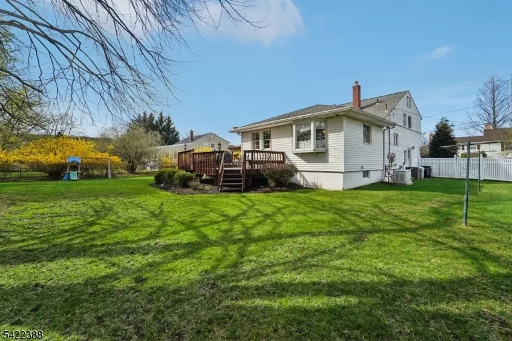 15 Ella Ln, Wayne, NJ 07470