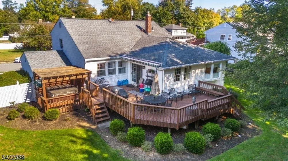 15 Ella Ln, Wayne, NJ 07470