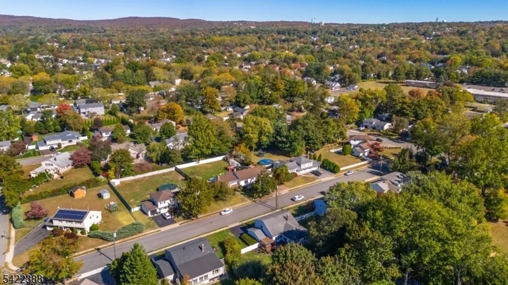 15 Ella Ln, Wayne, NJ 07470