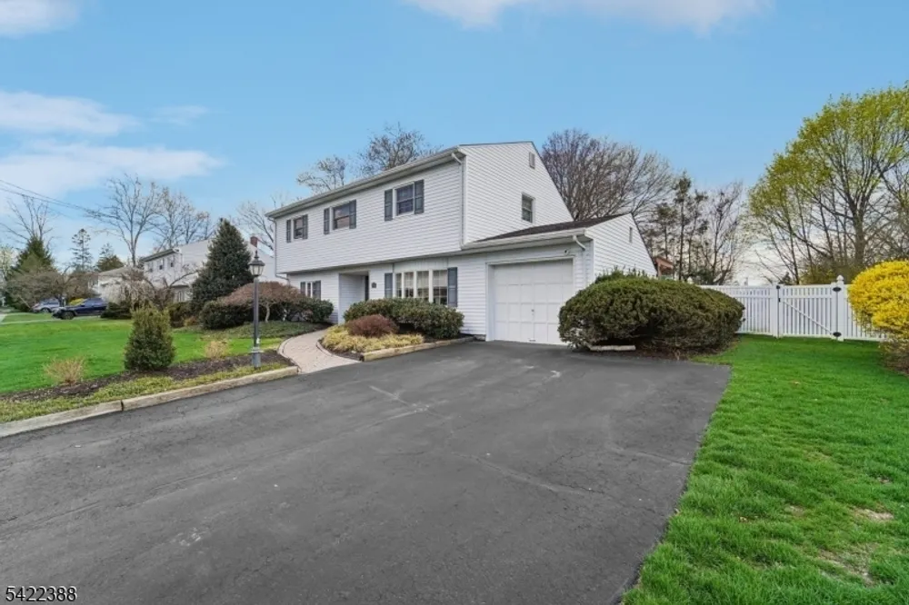 15 Ella Ln, Wayne, NJ 07470