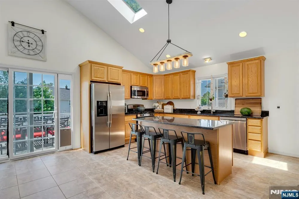 69 Thiem Ave, Rochelle Park, NJ 07662