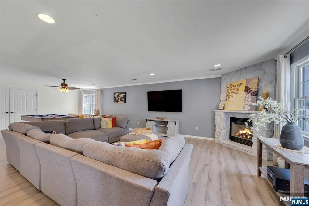69 Thiem Ave, Rochelle Park, NJ 07662