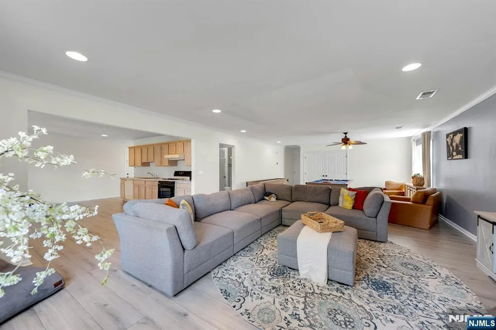 69 Thiem Ave, Rochelle Park, NJ 07662