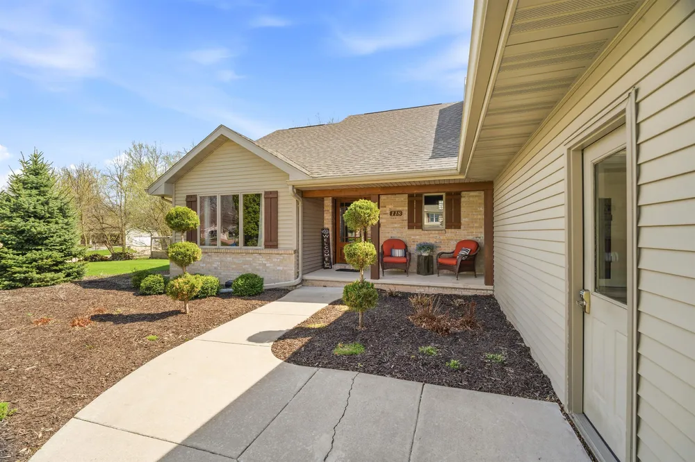118 Shalimar Ct, Combined Locks, WI 54113