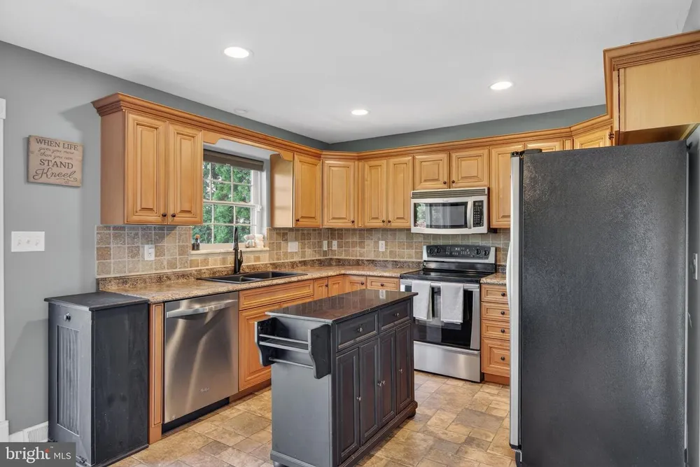 1241 Shadowbrooke Dr, Dover, PA 17315