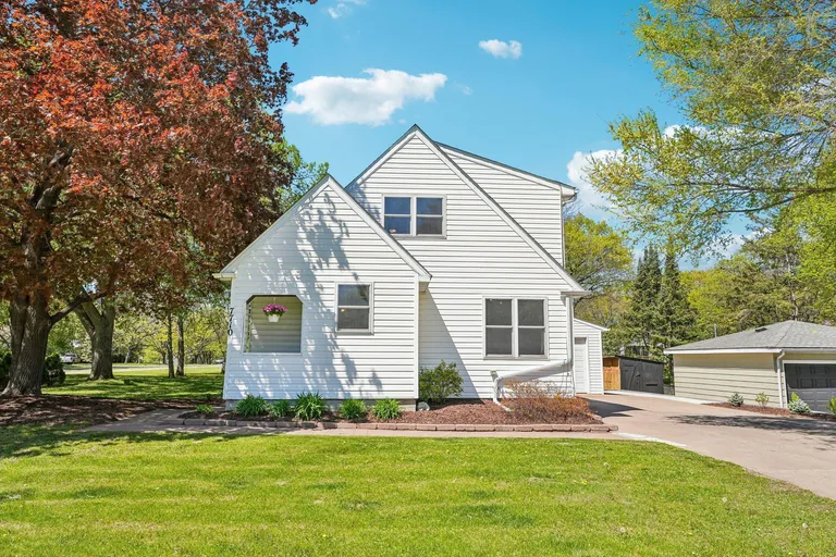 7710 Groveland Rd, Mounds View, MN 55112