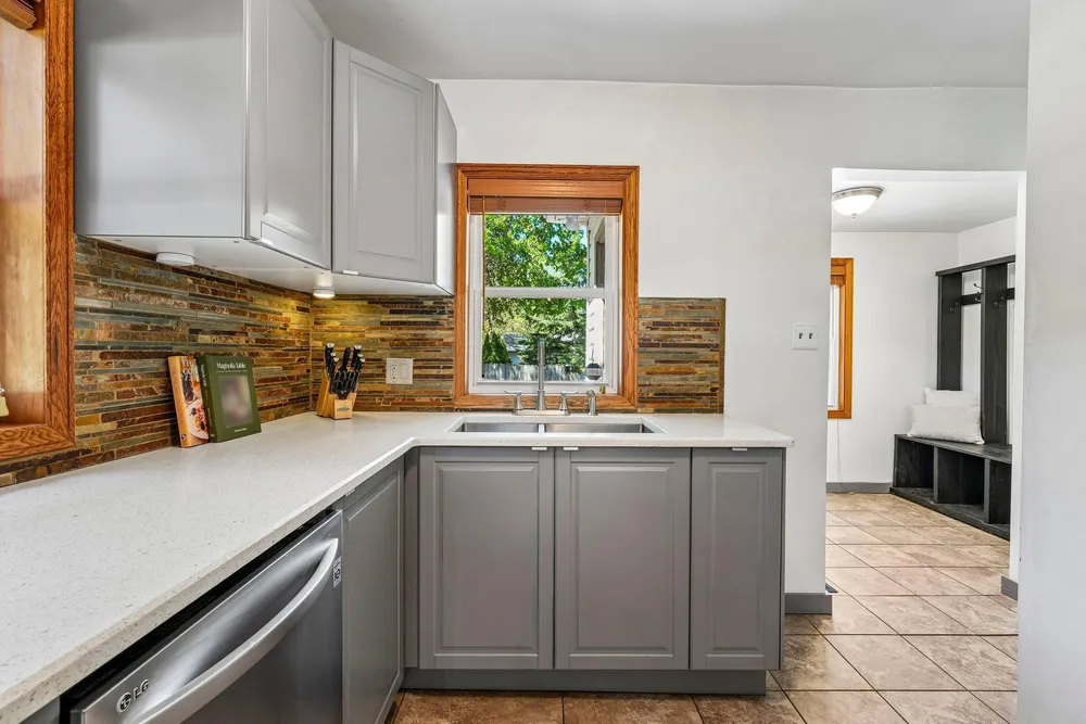 7710 Groveland Rd, Mounds View, MN 55112