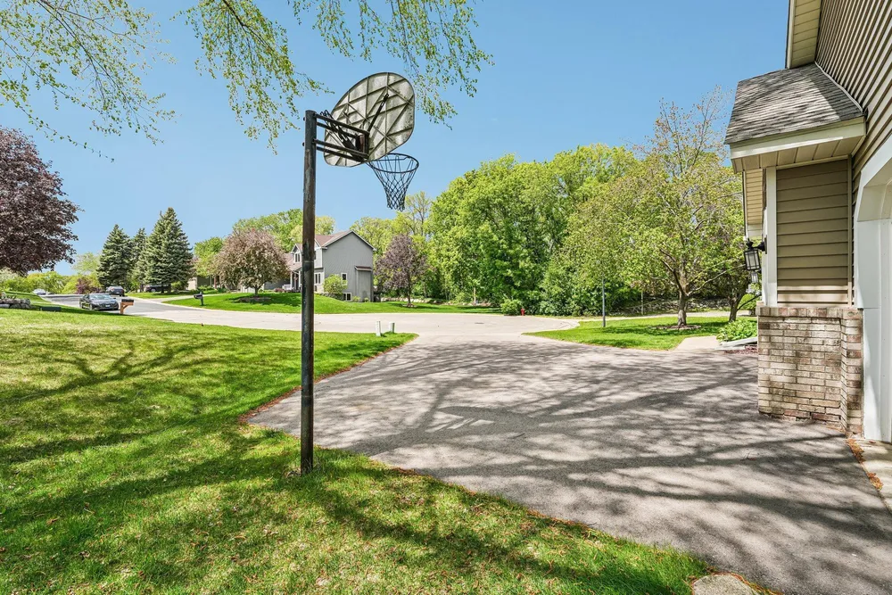 1410 Appaloosa Trail, Eagan, MN 55122