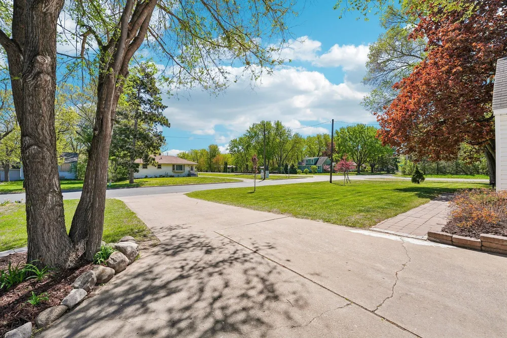 7710 Groveland Rd, Mounds View, MN 55112
