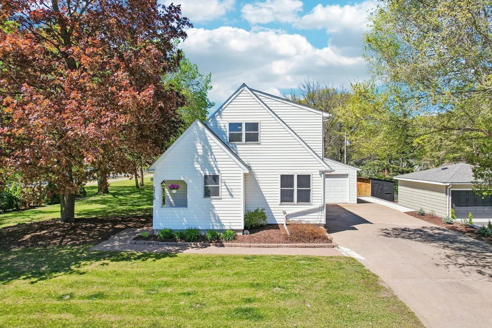 7710 Groveland Rd, Mounds View, MN 55112