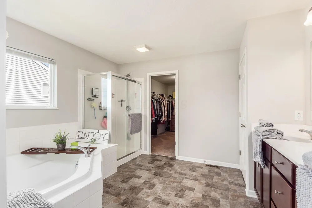 198 Rosewood Loop SW, Commercial Point, OH 43116