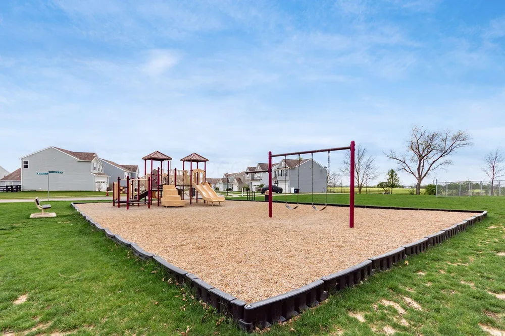 198 Rosewood Loop SW, Commercial Point, OH 43116