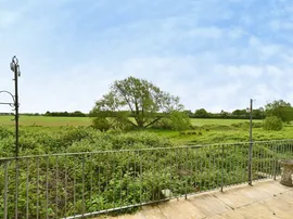 Burford Road, Lechlade thumb 2