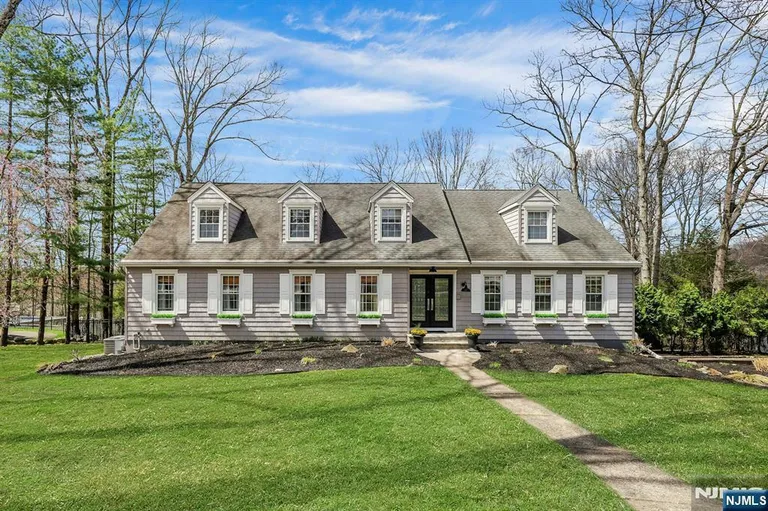 105 Apple Ridge Rd, Woodcliff Lake, NJ 07677