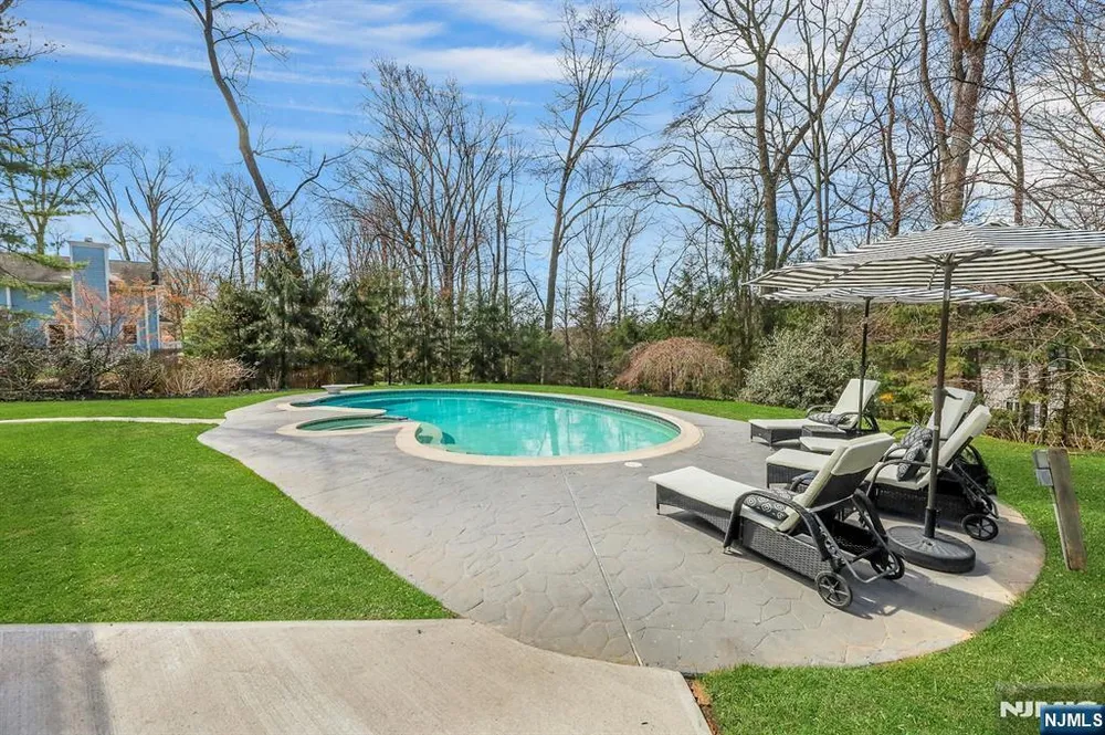 105 Apple Ridge Rd, Woodcliff Lake, NJ 07677