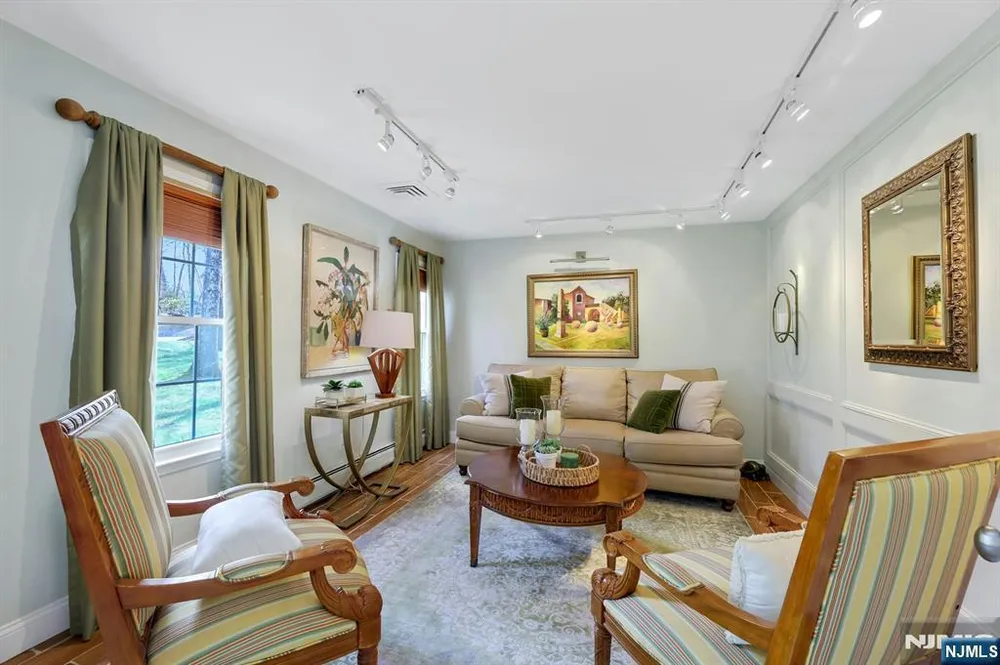 105 Apple Ridge Rd, Woodcliff Lake, NJ 07677