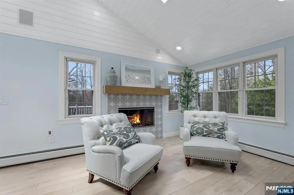105 Apple Ridge Rd, Woodcliff Lake, NJ 07677