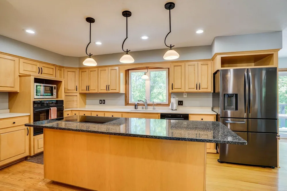 8973 Knoble Ct, Eden Prairie, MN 55347