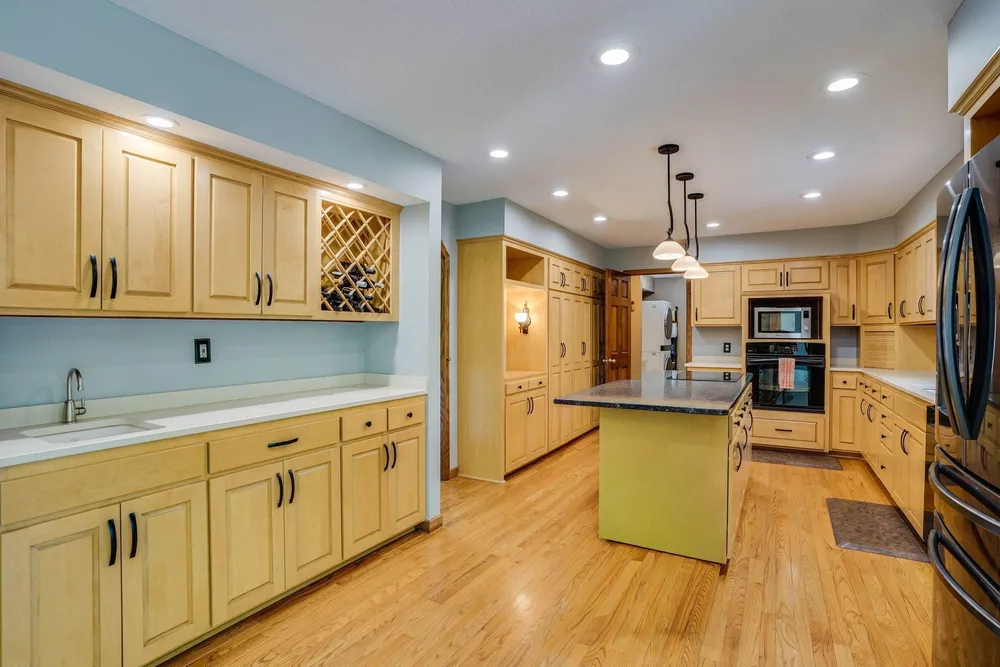 8973 Knoble Ct, Eden Prairie, MN 55347
