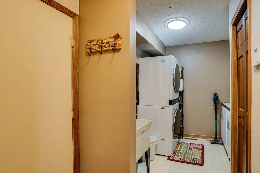 8973 Knoble Ct, Eden Prairie, MN 55347