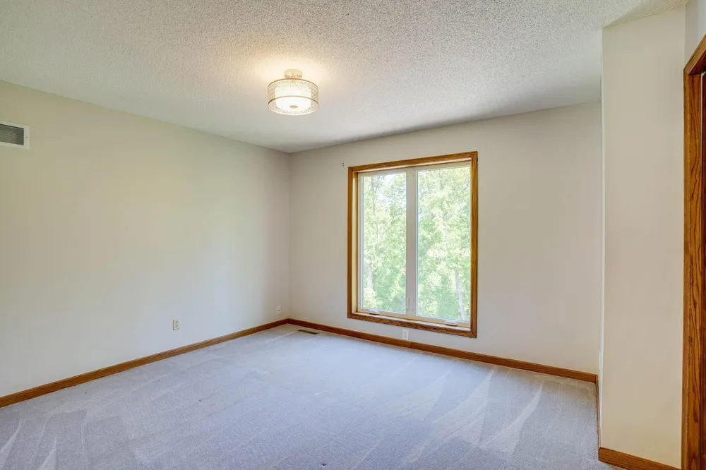 8973 Knoble Ct, Eden Prairie, MN 55347