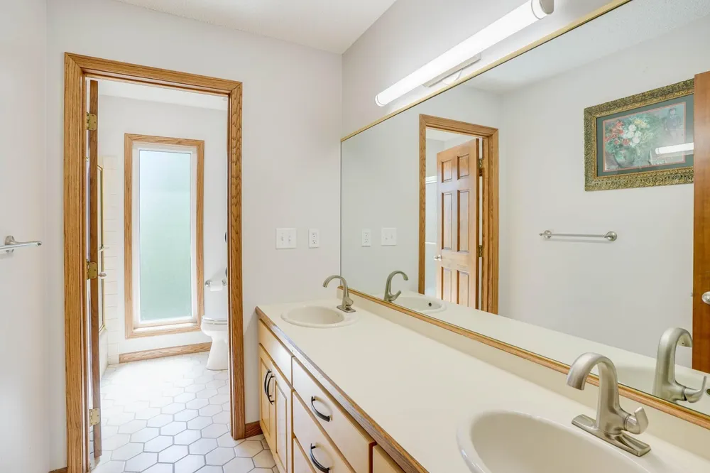 8973 Knoble Ct, Eden Prairie, MN 55347