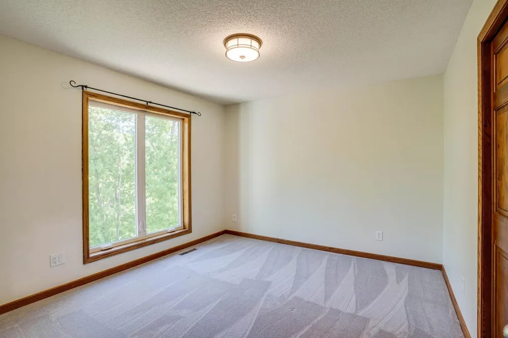 8973 Knoble Ct, Eden Prairie, MN 55347