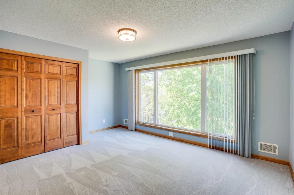 8973 Knoble Ct, Eden Prairie, MN 55347