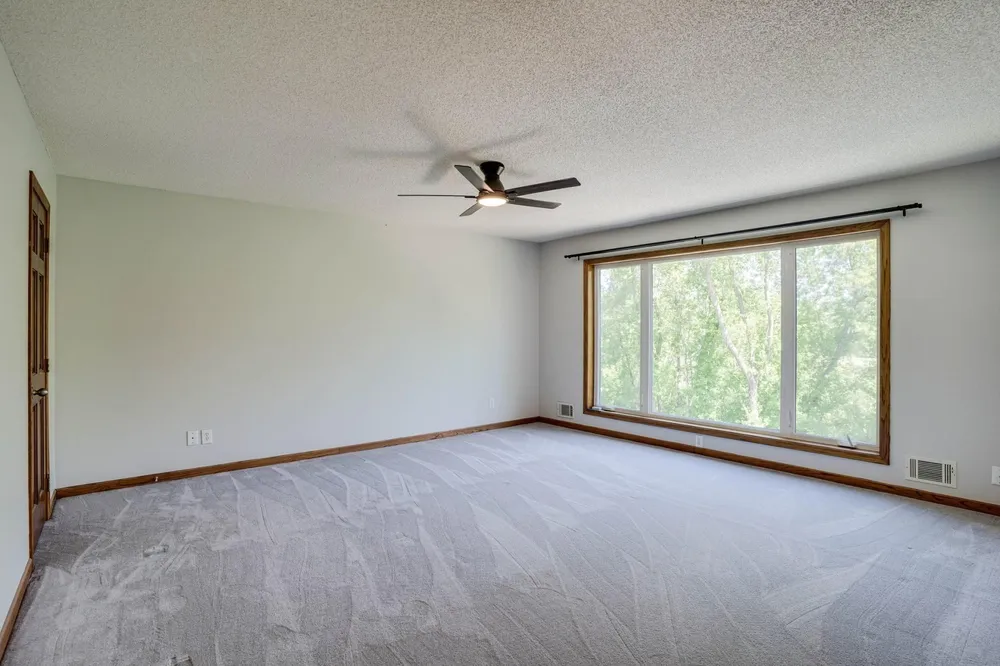 8973 Knoble Ct, Eden Prairie, MN 55347