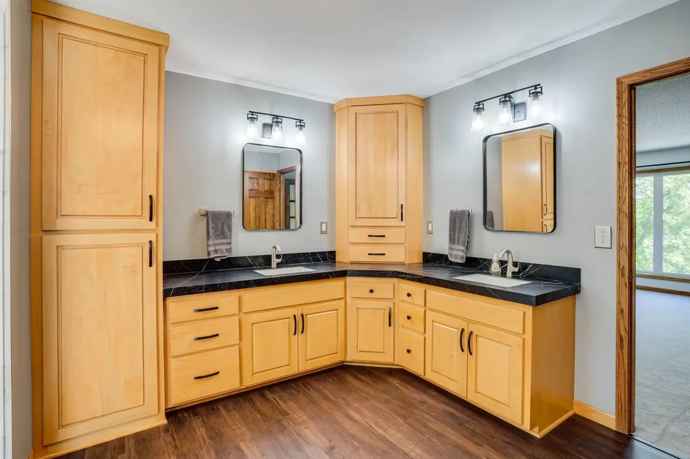 8973 Knoble Ct, Eden Prairie, MN 55347