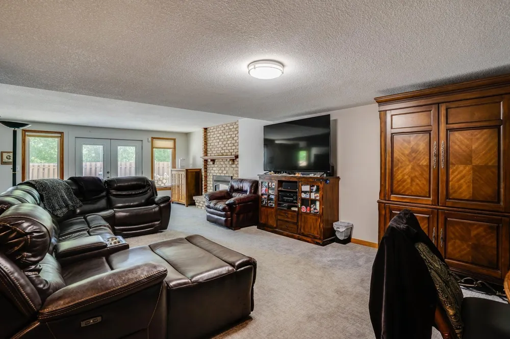 8973 Knoble Ct, Eden Prairie, MN 55347