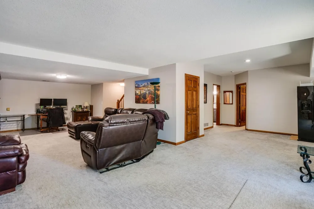 8973 Knoble Ct, Eden Prairie, MN 55347