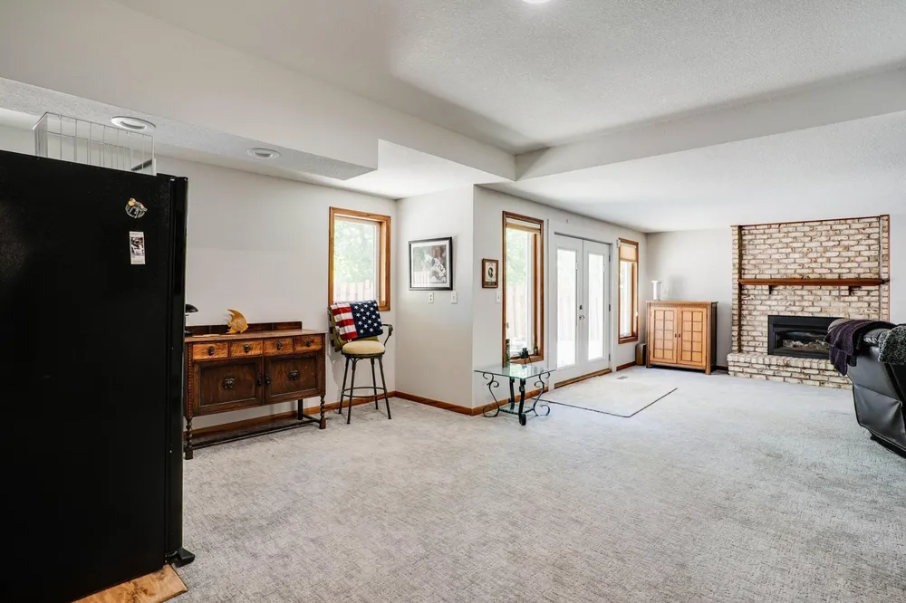 8973 Knoble Ct, Eden Prairie, MN 55347