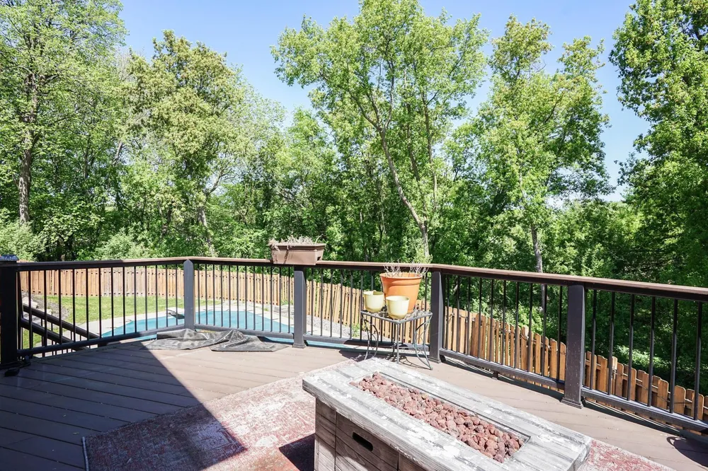 8973 Knoble Ct, Eden Prairie, MN 55347