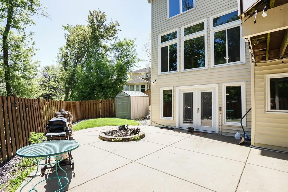 8973 Knoble Ct, Eden Prairie, MN 55347