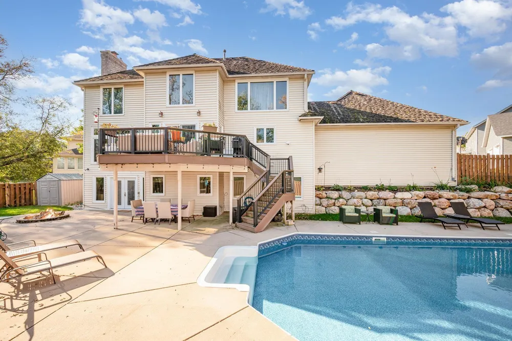 8973 Knoble Ct, Eden Prairie, MN 55347