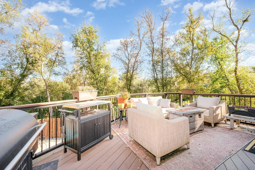 8973 Knoble Ct, Eden Prairie, MN 55347