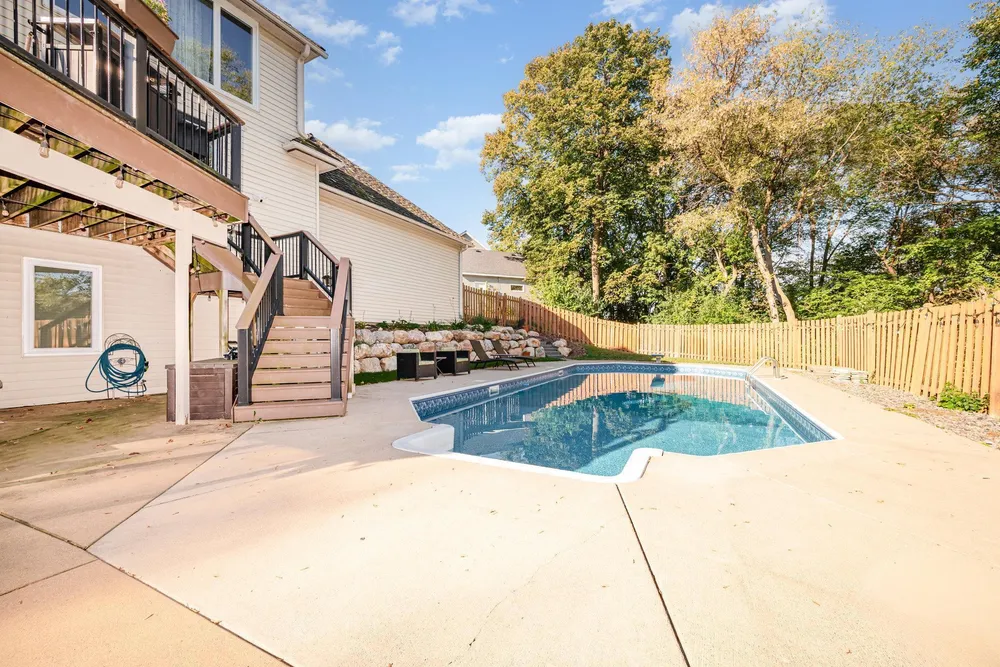 8973 Knoble Ct, Eden Prairie, MN 55347