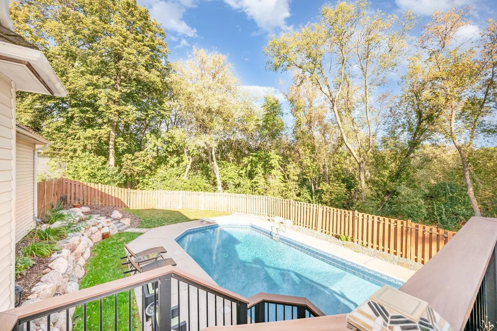 8973 Knoble Ct, Eden Prairie, MN 55347