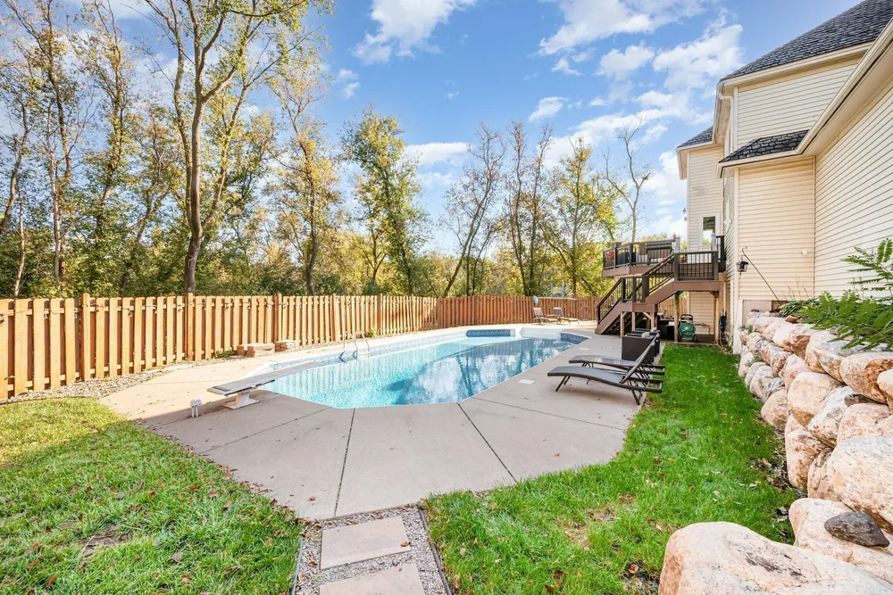 8973 Knoble Ct, Eden Prairie, MN 55347