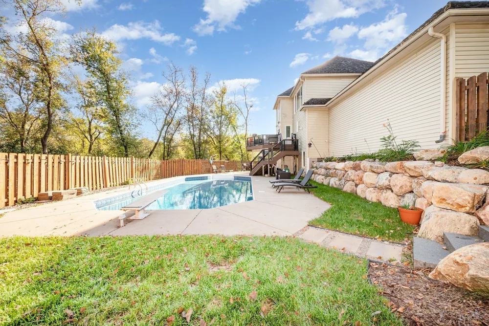 8973 Knoble Ct, Eden Prairie, MN 55347