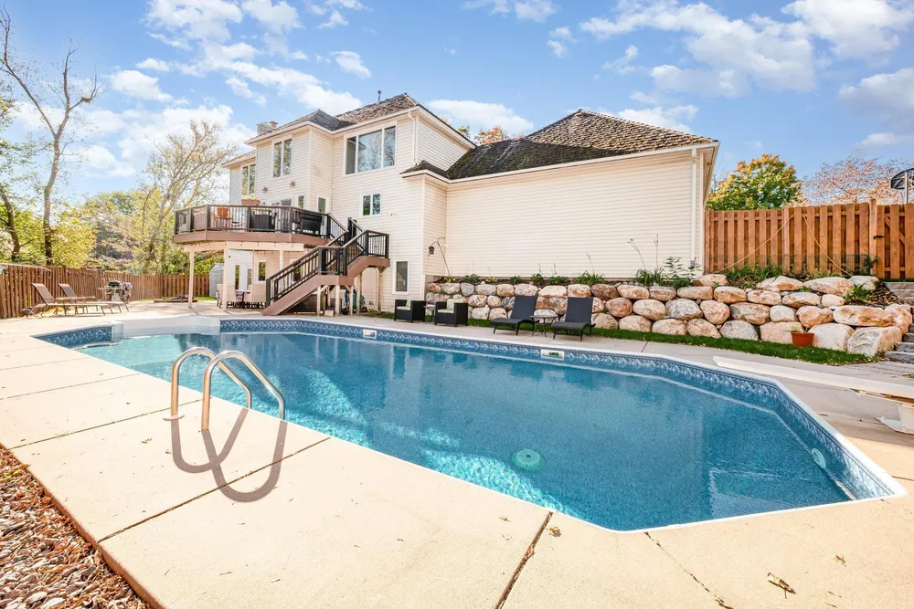 8973 Knoble Ct, Eden Prairie, MN 55347