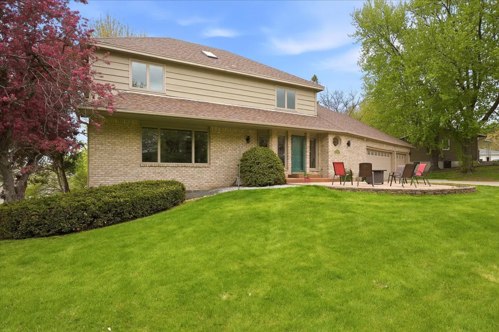 2500 Highland View Ave S, Burnsville, MN 55337