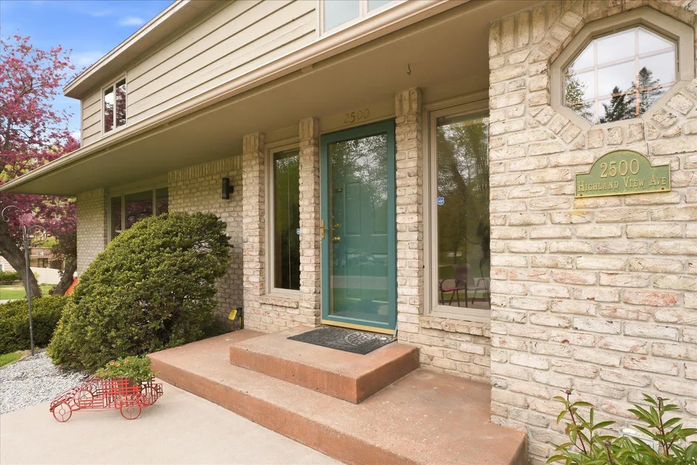 2500 Highland View Ave S, Burnsville, MN 55337